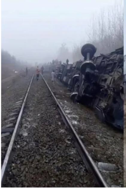 Tren deraiat în Rusia, mai mulți pasageri sunt blocați sub roți
