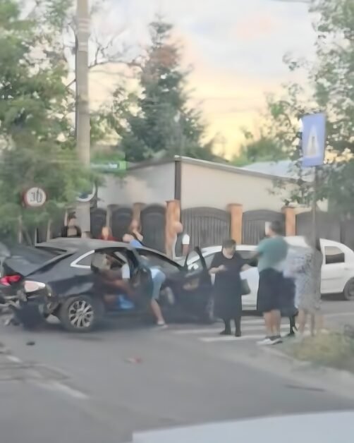 Minor de 17 ani, beat la volan, a lovit 5 mașini în București. Patru răniți