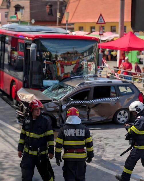 Accident cu autobuz în Mediaș. 22 de persoane implicate, patru la spital