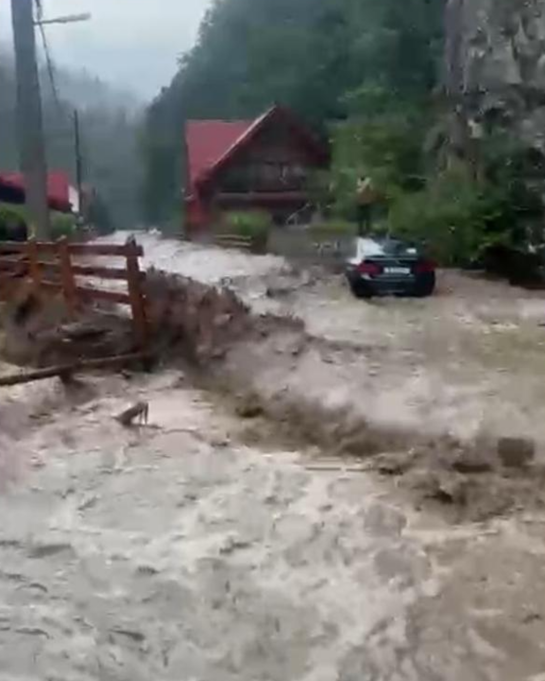 Viitură în Dâmbovicioara: mașini acoperite, sat izolat, 50 l/mp