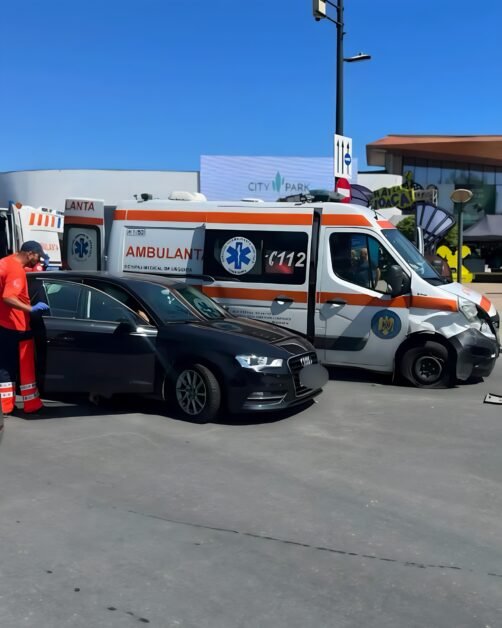 Ambulanță lovită lângă City Park Mall. Două persoane la spital