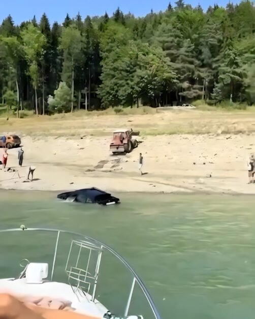Mașină scufundată în Lacul Bicaz la spălat. Cum a fost scoasă