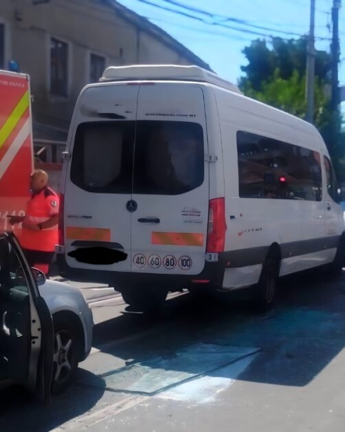 Accident grav la Mediaș: autobuz pe contrasens, 22 de persoane implicate