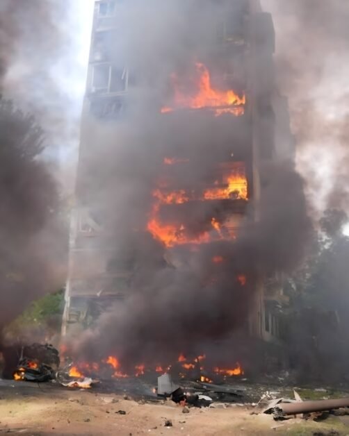 Atac cu bombe ghidate la Zaporojie. Cel puțin trei morți, bloc în flăcări
