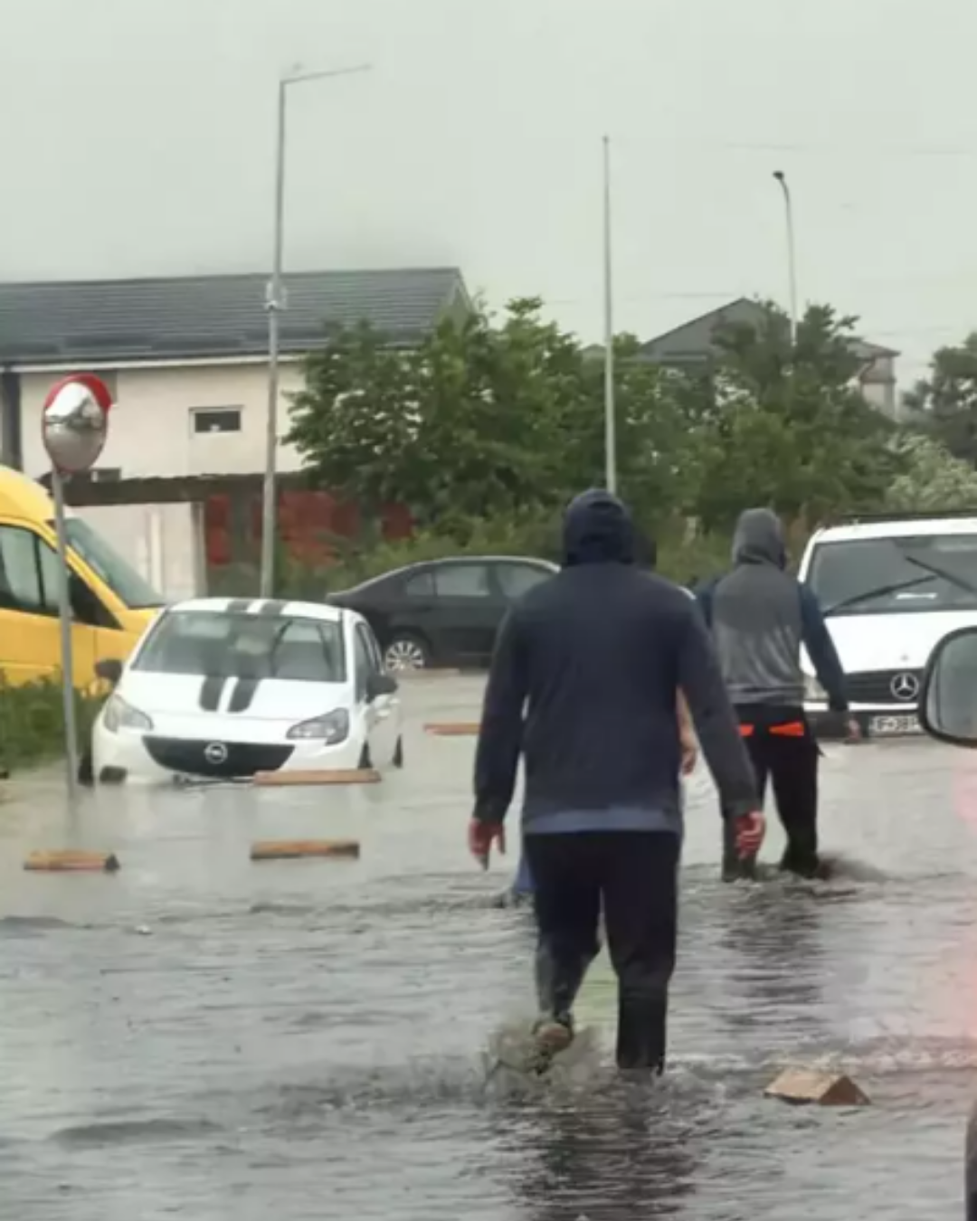 Cod galben de ploi și furtuni de luni seară. Cădere de 10 grade
