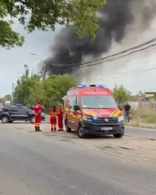 Incendiu la un depozit de diluanți în Ploiești. RO-Alert activat