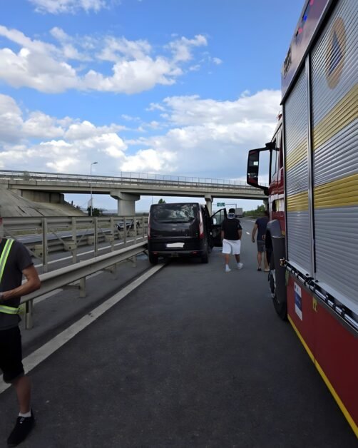 Microbuz cu 9 pasageri, impact cu un TIR pe A3. Trei răniți