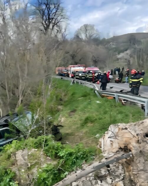 Accident mortal în Vâlcea. O mașină a căzut 300 de metri într-o prăpastie