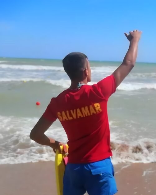 Copil de 12 ani, scos din mare de turiști la Eforie Nord. Fusese lăsat nesupravegheat