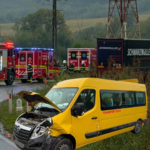 Microbuz școlar, implicat în coliziune pe drumul național din Sălaj. Copiii și adulții evaluați medical