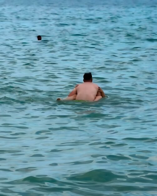 Cuplu de îndrăgostiți, în centrul atenției la Mamaia. Ce au făcut în mare