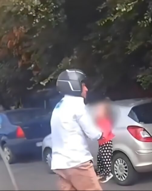 Fetiță de 2 ani, salvată de pe șosea. Mama are dosar penal