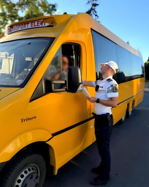 Șofer de microbuz prins beat cu 14 elevi la bord, în prima zi de școală