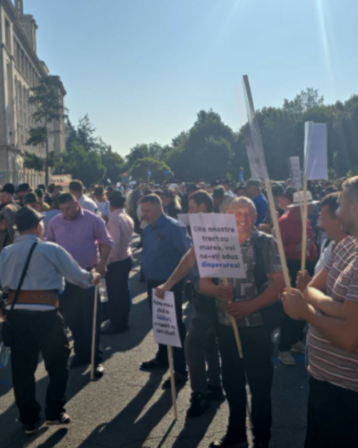 Fermierii ocupă Piața Victoriei. Ce-și doresc și de ce au refuzat „țarcul” pentru protestatari