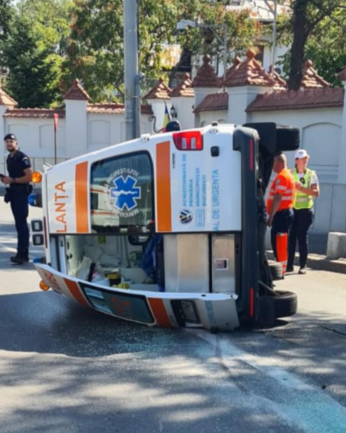 Ambulanță intră în gardul unei proprietăți pe Vitan-Bărzești. Doi răniți la spital