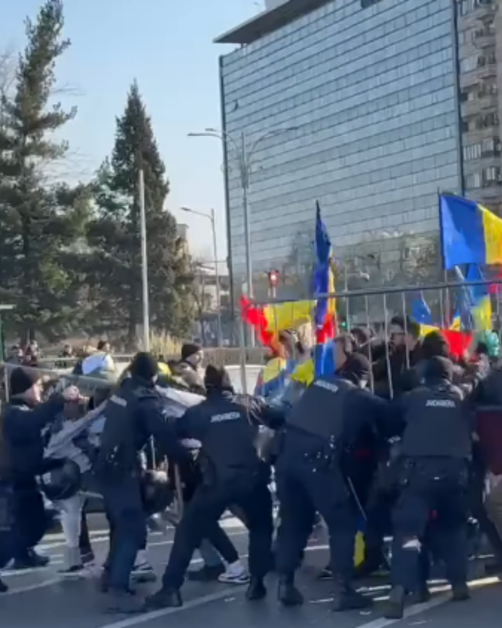 Fermierii români ocupă Piața Victoriei. Cum a ajuns agricultura să protesteze în stradă