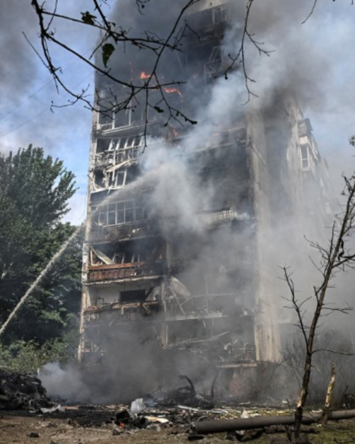 Atac aerian asupra Zaporojiei. Bloc de locuințe în flăcări după bombardament rusesc