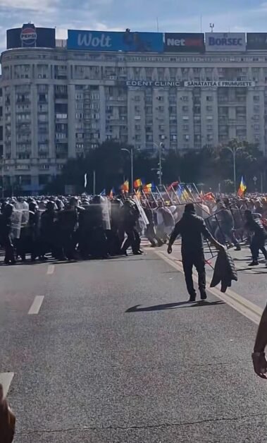 Fermieri români se ciocnesc cu poliția la Piața Victoriei din cauza restricțiilor europene