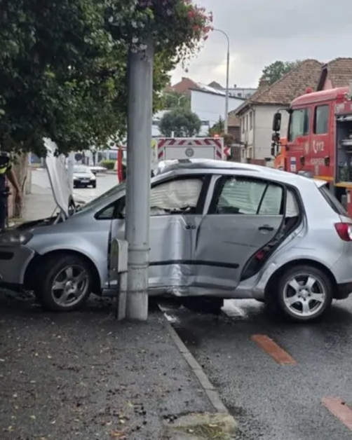 Accident rutier în Sibiu. Tânără de 22 de ani, lovită cu mașina într-un stâlp